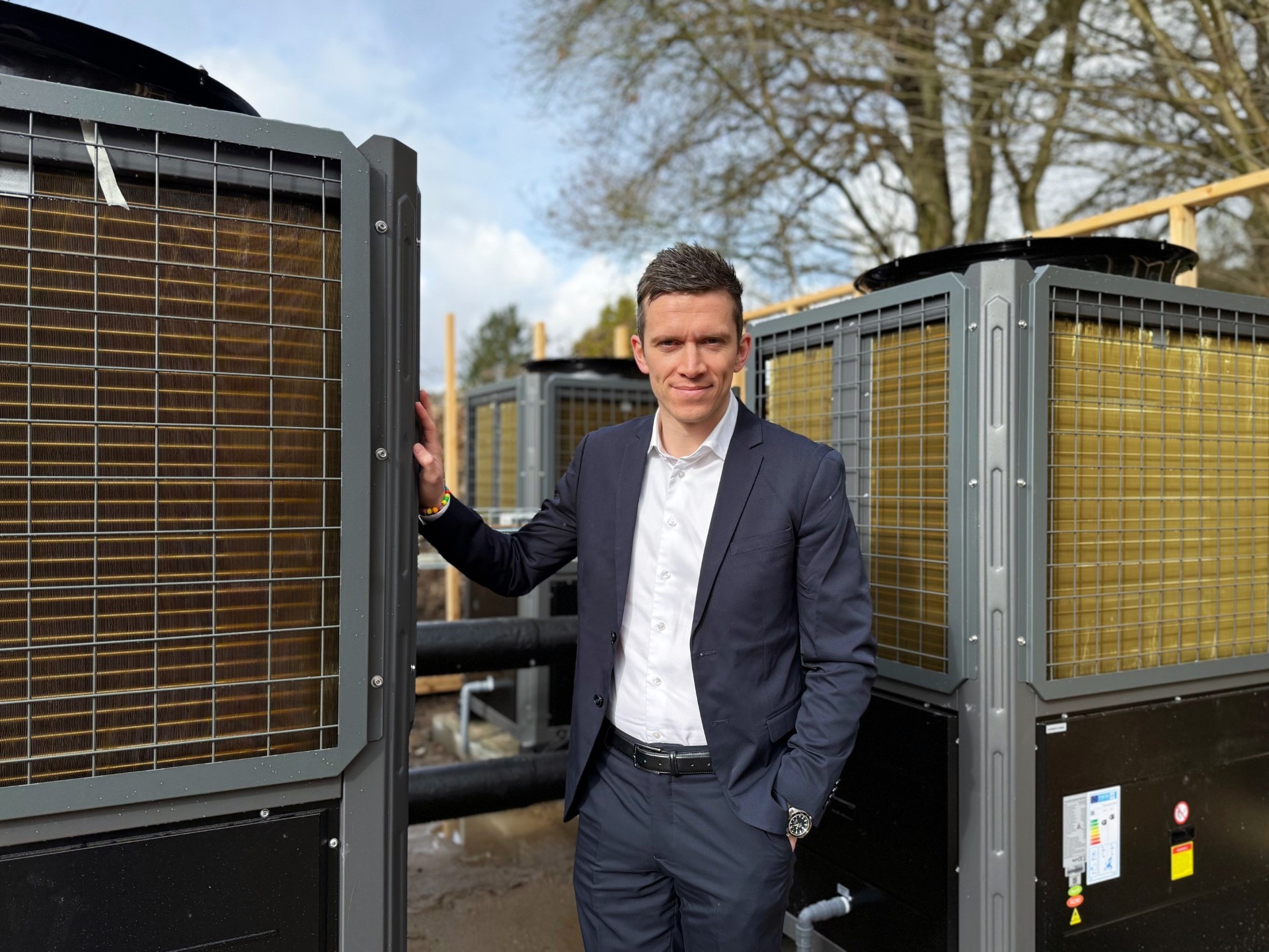 Nikolaj Fuglsang Korfitsen foran Best Greens seneste projekt: De 6 varmepumper skal forsyne 96 boliger med varme.